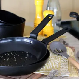 Menastyl Set de 2 Poêles anti-adhésives en aluminium 24 cm et 28 cm 6020297 - Compatible tous feux dont induction