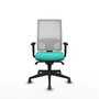 Chaise de bureau Horna avec mécanisme synchrone, revêtement en similicuir turquoise et maille blanche. Équipée d'un soutien lombaire 1D, d'accoudoirs 1D et de roulettes de 65 mm pour parquet