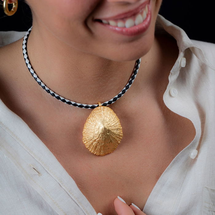 Shabama Collier CALOBRA LUXE NOIR & BLANC #or brillant, Cuir tressé italien, Patelle 5.5cm, Collier 38cm + Ajustable