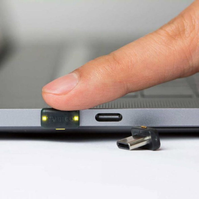 Yubico YubiKey 5C Nano Clé de sécurité USB (5060408461518) Yubico YubiKey 5C Nano Clé de sécurité USB (5060408461518)