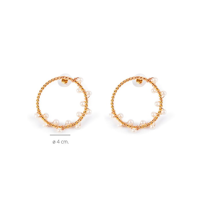 Shabama Boucles d'oreilles SHIMA ornées de perles Akoya dorées et brillantes avec un anneau tressé doré de 4 cm