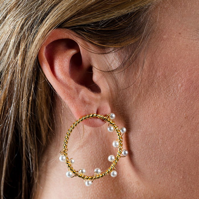 Shabama Boucles d'oreilles SHIMA ornées de perles Akoya dorées et brillantes avec un anneau tressé doré de 4 cm