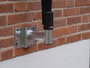 Next Green Angle bracket 60 - Support en tube galvanisé Ø 60 mm pour fixation en façade avec déport pour boîtier de recharge
