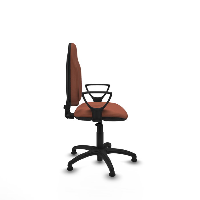 Chaise de bureau Algarra avec mécanisme de contact permanent de base, recouverte de tissu marron. Équipée d'une base en polyamide noir, d'accoudoirs fixes et de butées