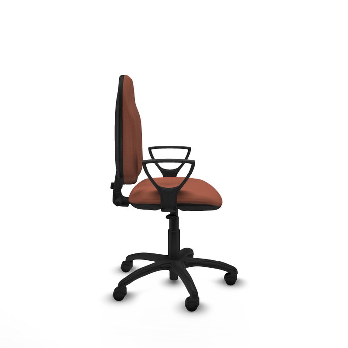 Chaise de bureau Algarra avec mécanisme de contact permanent de base, recouverte de tissu marron. Équipée d'une base en polyamide noir, d'accoudoirs fixes et de roulettes en nylon de 50 mm