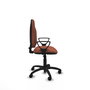 Chaise de bureau Algarra avec mécanisme de contact permanent de base, recouverte de tissu marron. Équipée d'une base en polyamide noir, d'accoudoirs fixes et de roulettes en nylon de 50 mm