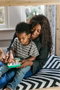 Hape Tablet de madera Magic Touch Curiosity, tablette tactile éducative en bois pour bébé 6 mois+, 19 x 14,7 x 2,6 cm, fonctionne avec piles