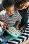 Hape Tablet de madera Magic Touch Curiosity, tablette tactile éducative en bois pour bébé 6 mois+, 19 x 14,7 x 2,6 cm, fonctionne avec piles