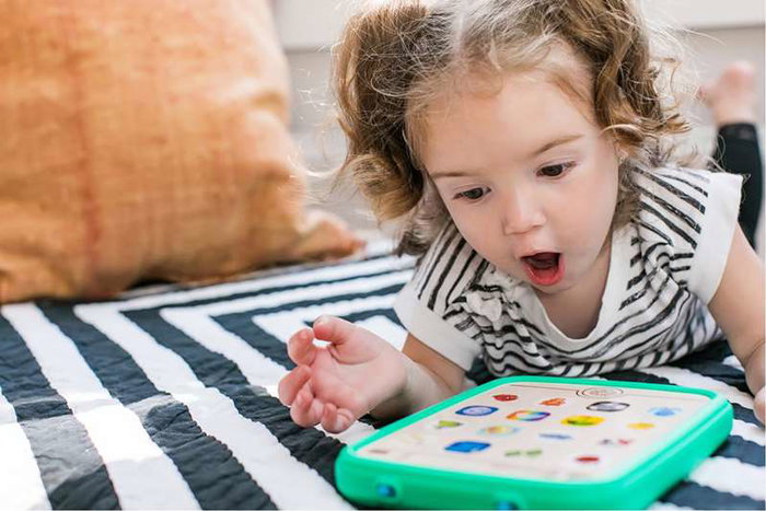 Hape Tablet de madera Magic Touch Curiosity, tablette tactile éducative en bois pour bébé 6 mois+, 19 x 14,7 x 2,6 cm, fonctionne avec piles Hape Tablet de madera Magic Touch Curiosity, tablette tactile éducative en bois pour bébé 6 mois+, 19 x 14,7 x 2,6 cm, fonctionne avec piles