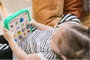 Hape Tablet de madera Magic Touch Curiosity, tablette tactile éducative en bois pour bébé 6 mois+, 19 x 14,7 x 2,6 cm, fonctionne avec piles