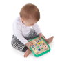 Hape Tablet de madera Magic Touch Curiosity, tablette tactile éducative en bois pour bébé 6 mois+, 19 x 14,7 x 2,6 cm, fonctionne avec piles