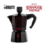 Bialetti Moka Express Stranger Things 3 Tasses 130 ml Cafetière Italienne Design Noir et Rouge avec Bouton Musical USB-C Collector