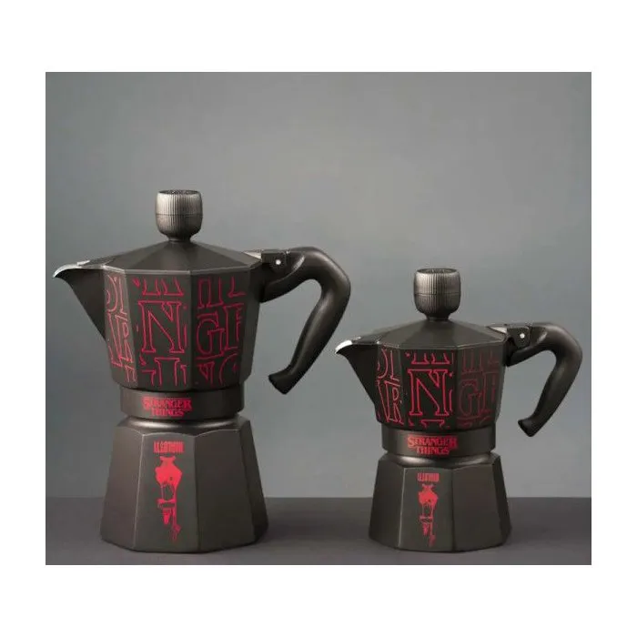 Bialetti Moka Express Stranger Things 3 Tasses 130 ml Cafetière Italienne Design Noir et Rouge avec Bouton Musical USB-C Collector