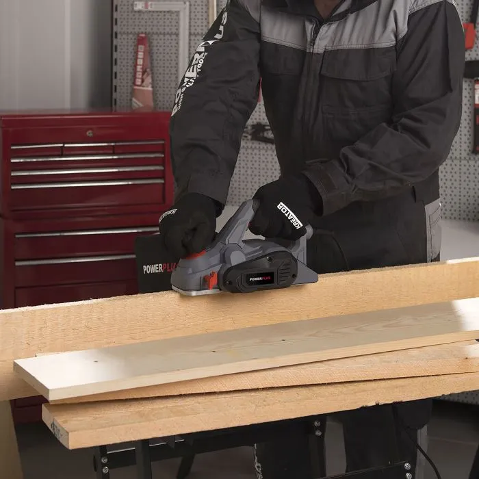 Powerplus - Rabot électrique 900 W, vitesse 17000 min-1, guide latéral, sac à poussière et connecteur pour extracteur