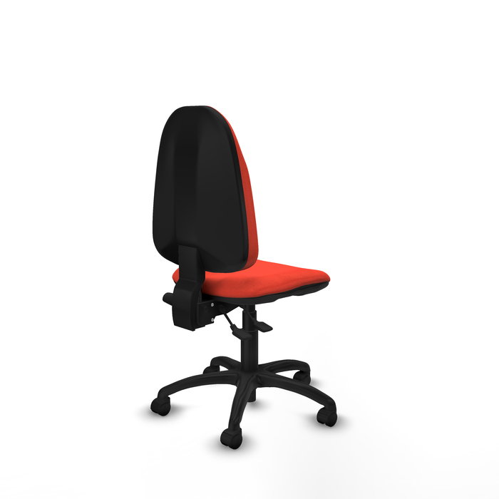 Chaise de bureau Algarra avec mécanisme Asincro, rembourrée de tissu orange foncé. Équipée d'une base en polyamide noir, sans accoudoirs et de roulettes en nylon de 50 mm.