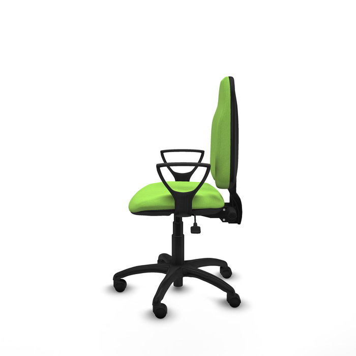 Chaise de bureau Algarra avec mécanisme asynchrone, revêtue de tissu couleur pistache. Équipée d'une base en polyamide noir, d'accoudoirs fixes et de roulettes en nylon de 50 mm.