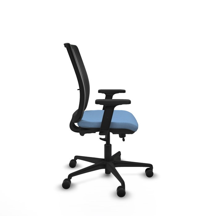 Chaise Haches Synchrone/Traslack tissu Bleu ciel Maille Noir Base en nylon noir Accoudoir 2D Sans appui-tête Roulettes 65mm nylon