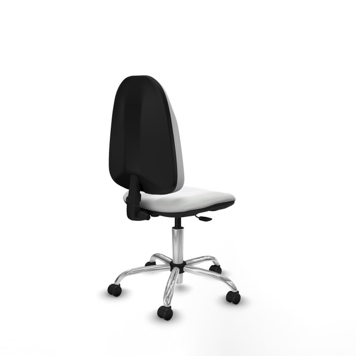 Chaise de bureau Algarra avec mécanisme de contact permanent de base, recouverte de tissu blanc. Équipée d'une base chromée, sans accoudoirs et de roulettes autobloquantes.