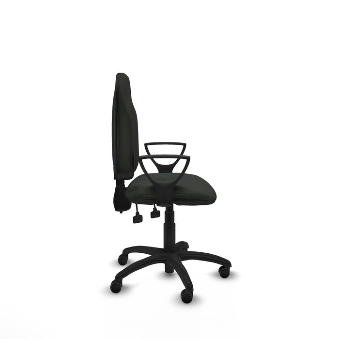 Chaise de bureau Algarra avec mécanisme de contact permanent à double poignée, recouverte de tissu noir. Équipée d'une base en polyamide noir, d'accoudoirs fixes et de roulettes autobloquantes.