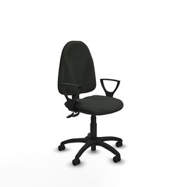 Chaise de bureau Algarra avec mécanisme de contact permanent à double poignée, recouverte de tissu noir. Équipée d'une base en polyamide noir, d'accoudoirs fixes et de roulettes autobloquantes.