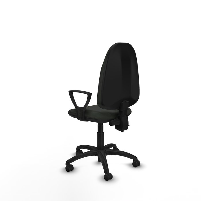 Chaise de bureau Algarra avec mécanisme de contact permanent à double poignée, recouverte de tissu noir. Équipée d'une base en polyamide noir, d'accoudoirs fixes et de roulettes autobloquantes.