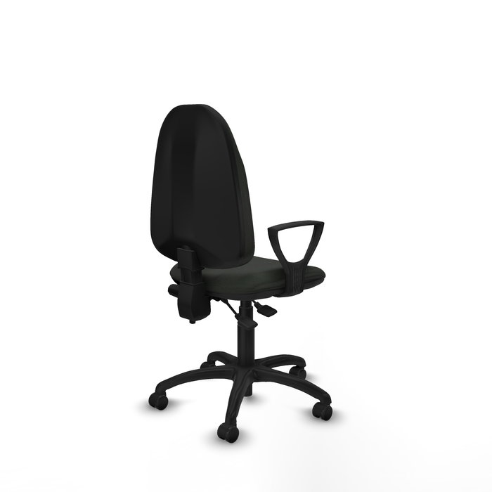 Chaise de bureau Algarra avec mécanisme de contact permanent à double poignée, recouverte de tissu noir. Équipée d'une base en polyamide noir, d'accoudoirs fixes et de roulettes autobloquantes.