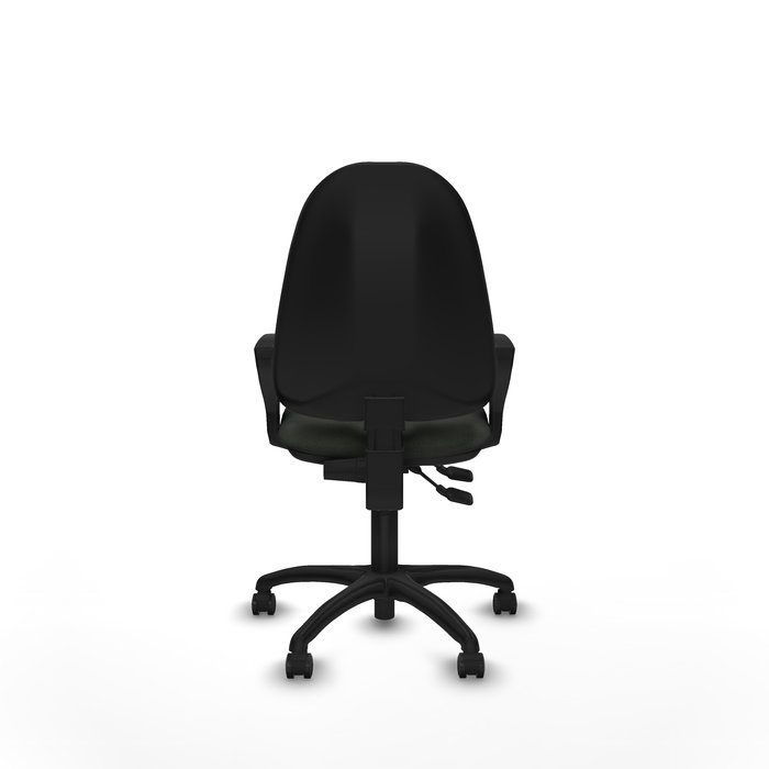 Chaise de bureau Algarra avec mécanisme de contact permanent à double poignée, recouverte de tissu noir. Équipée d'une base en polyamide noir, d'accoudoirs fixes et de roulettes autobloquantes.