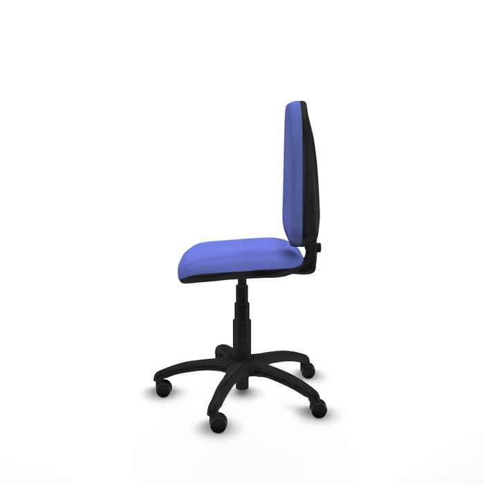 Chaise de bureau Aýna avec mécanisme Contact permanent de base, recouverte de tissu bleu clair. Équipée d'une base en polyamide noir, sans accoudoirs et avec des roulettes pour parquet