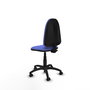 Chaise de bureau Aýna avec mécanisme Contact permanent de base, recouverte de tissu bleu clair. Équipée d'une base en polyamide noir, sans accoudoirs et avec des roulettes pour parquet