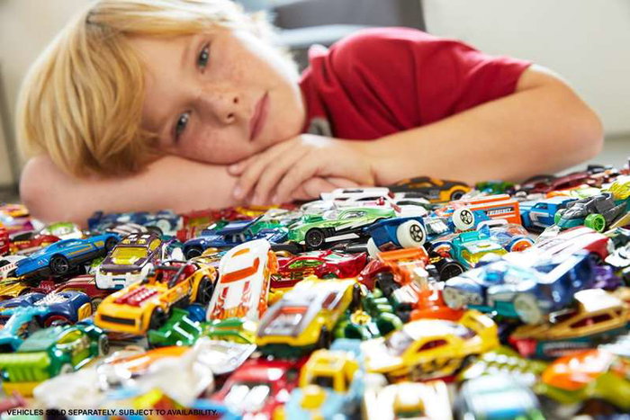 Mattel Hot Wheels - Voiture miniature blister individuelle, échelle 1:64 - Modèle aléatoire parmi 250 variantes - À partir de 3 ans