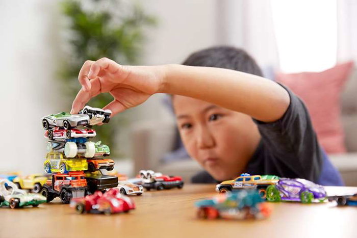 Mattel Hot Wheels - Voiture miniature blister individuelle, échelle 1:64 - Modèle aléatoire parmi 250 variantes - À partir de 3 ans