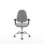Chaise de bureau Algarra avec mécanisme de contact permanent de base, recouverte de tissu gris clair. Équipée d'une base chromée, d'accoudoirs 2D et de butées