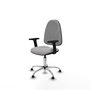 Chaise de bureau Algarra avec mécanisme de contact permanent de base, recouverte de tissu gris clair. Équipée d'une base chromée, d'accoudoirs 2D et de butées