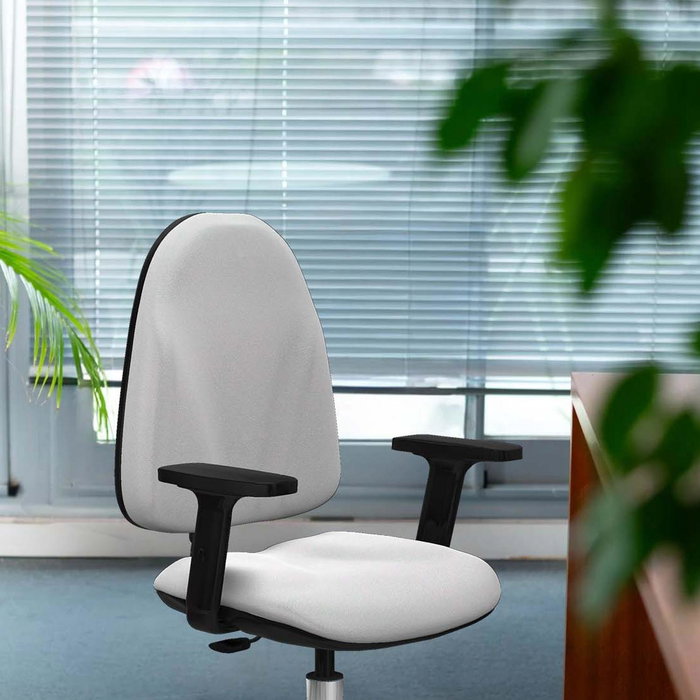 Chaise de bureau Algarra avec mécanisme de contact permanent de base, recouverte de tissu gris clair. Équipée d'une base chromée, d'accoudoirs 2D et de butées