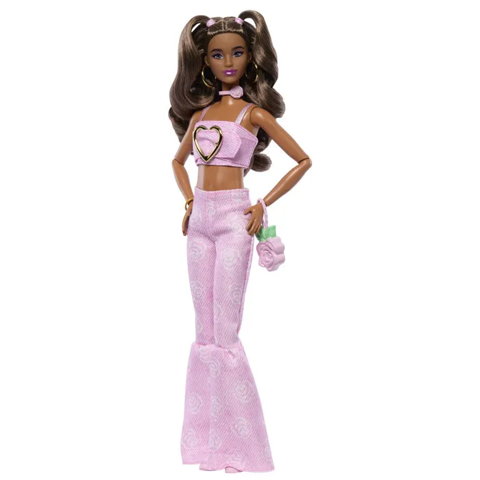 Barbie JJN72 - Poupée Deluxe Style avec tenue denim rose coeur, jean évasé et accessoires fashion - Pour enfant dès 4 ans