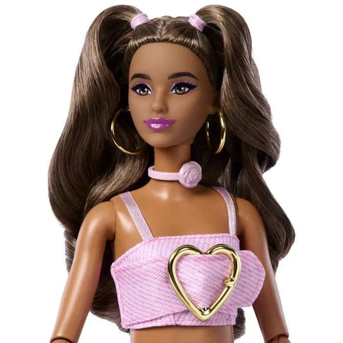 Barbie JJN72 - Poupée Deluxe Style avec tenue denim rose coeur, jean évasé et accessoires fashion - Pour enfant dès 4 ans