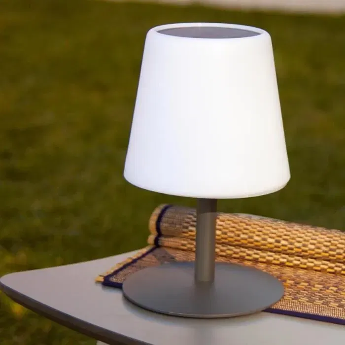 Lumisky STANDY TINY SOLAR - Lampe de table solaire rechargeable LED 25 cm, blanc chaud dimmable - Éclairage d'ambiance extérieur et intérieur Lumisky STANDY TINY SOLAR - Lampe de table solaire rechargeable LED 25 cm, blanc chaud dimmable - Éclairage d'ambiance extérieur et intérieur