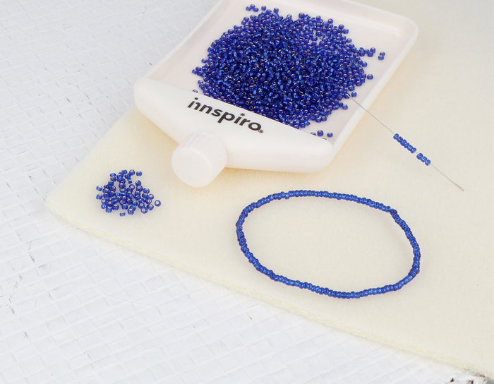 Innspiro Perles de rocaille en verre rond argenté et bleu marine 2,3mm 120g Innspiro Perles de rocaille en verre rond argenté et bleu marine 2,3mm 120g
