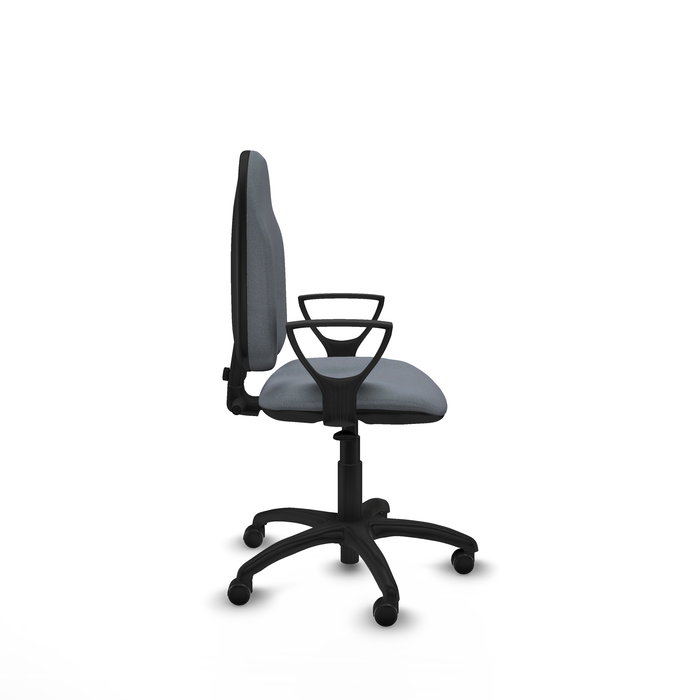 Chaise de bureau Algarra avec mécanisme de contact permanent de base, recouverte de tissu gris. Équipée d'une base en polyamide noir, d'accoudoirs fixes et de roulettes pour parquet.