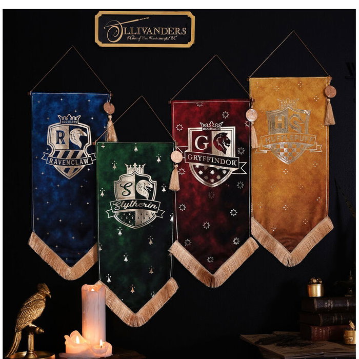 Widdop & Co Banderin mural pendentif Ravenclaw Harry Potter en tissu bleu avec borles dorées et écusson Hogwarts Widdop & Co Banderin mural pendentif Ravenclaw Harry Potter en tissu bleu avec borles dorées et écusson Hogwarts