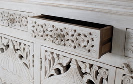 Buffet GINER Y COLOMER en bois de manguier, 4 portes et 4 tiroirs, couleur blanc vieilli - 180x40x90 cm