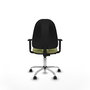Chaise de bureau Algarra avec mécanisme Contact permanent de base, rembourrée de tissu vert olive. Équipée d'une base chromée, d'accoudoirs 1D et de roulettes pour parquet