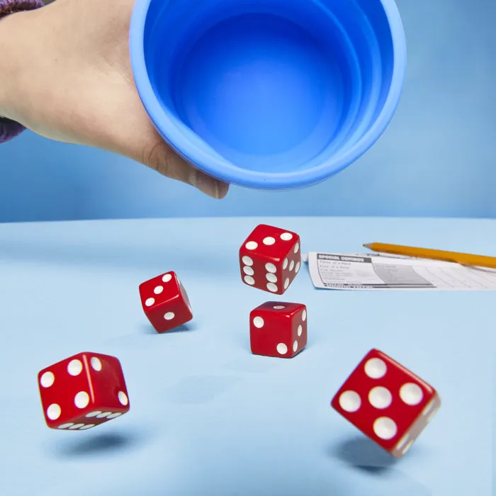 Hasbro Gaming Yahtzee refresh, jeu de dés avec gobelet repliable et boîtier de rangement Hasbro Gaming Yahtzee refresh, jeu de dés avec gobelet repliable et boîtier de rangement