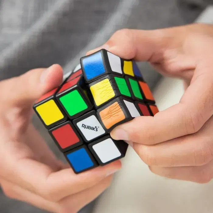 Spin Master Rubik's Squish Cube 3x3 - Cube en mousse 3x3, jeu sensoriel et casse-tête stimulant pour enfants dès 8 ans