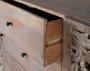 GINER Y COLOMER - Buffet en bois de manguier gris décapé avec deux portes latérales sculptées à la main et trois tiroirs, meuble vintage avec pieds tournés