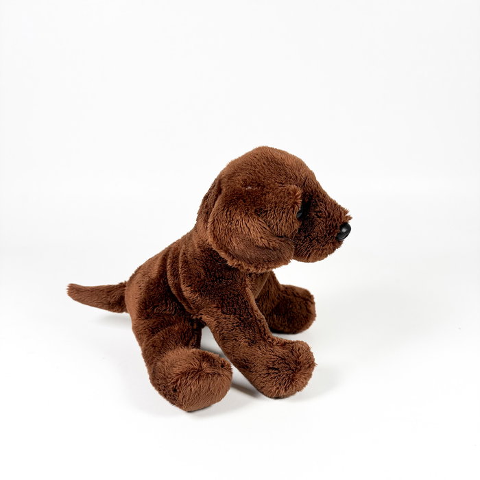 DEQUBE Peluche Labrador chocolat assis 12 cm, référence 939D00254 Bocalan