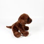 DEQUBE Peluche Labrador chocolat assis 12 cm, référence 939D00254 Bocalan