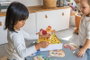 Goula Hidden Chicks - Jeu éducatif pour enfants à partir de 3 ans avec 2 modes de jeu, 4 planches, 21 poussins et 1 renard - Multilingue (FR, EN, ES, DE, IT, PT)