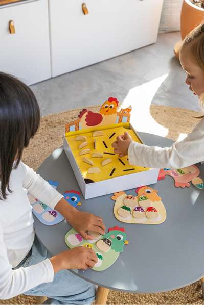 Goula Hidden Chicks - Jeu éducatif pour enfants à partir de 3 ans avec 2 modes de jeu, 4 planches, 21 poussins et 1 renard - Multilingue (FR, EN, ES, DE, IT, PT)