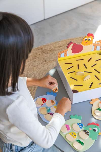 Goula Hidden Chicks - Jeu éducatif pour enfants à partir de 3 ans avec 2 modes de jeu, 4 planches, 21 poussins et 1 renard - Multilingue (FR, EN, ES, DE, IT, PT)